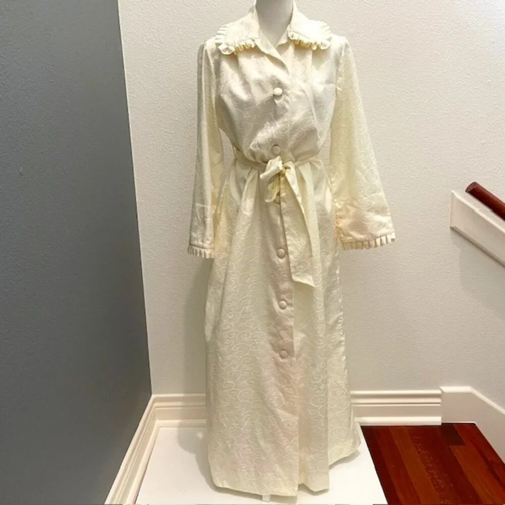 Vintage Ariel Late 80's Ivory Robe/House Coat with Scroll Pattern - Picture 1 of 9